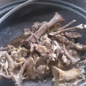 スロークッカーでチキンストックの取り方 レシピ 作り方 By モモグラモ 楽天レシピ